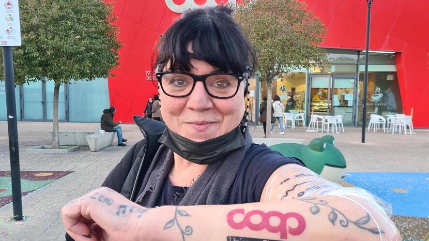 Graziella Loreti e il suo tatuaggio in onore della Coop