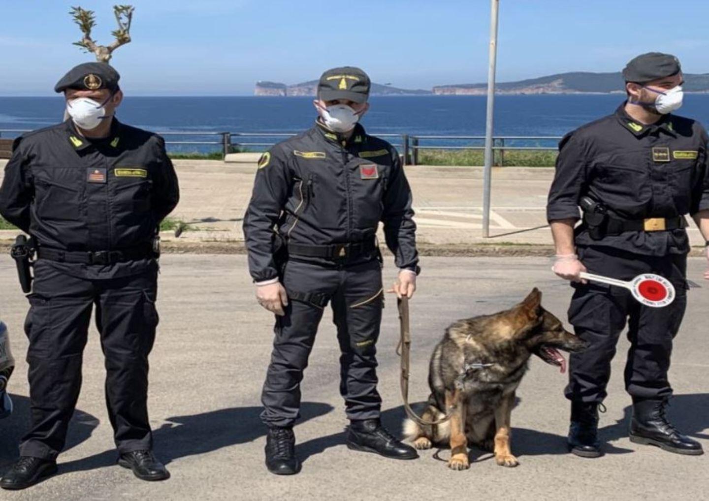Sbarca con 46 ovuli di eroina, 25enne arrestata all’aeroporto