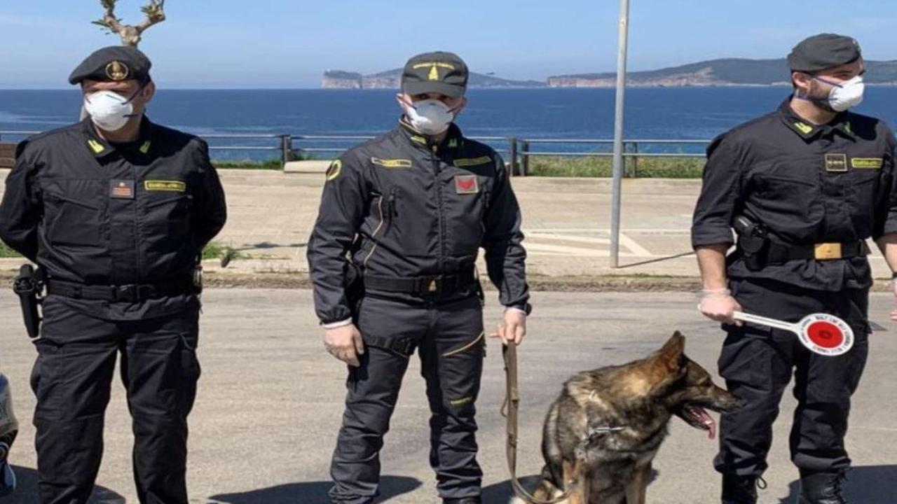 Sbarca con 46 ovuli di eroina, 25enne arrestata all’aeroporto