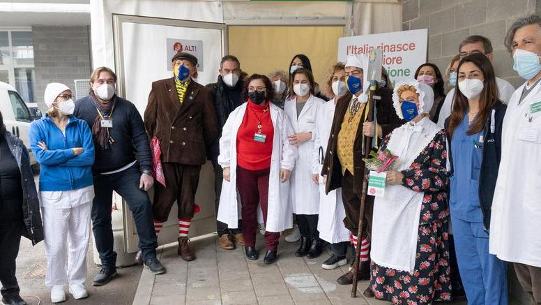 Sandrone, la Pulonia e Sgorghiguelo salutano il personale del centro vaccinale di Baggiovara