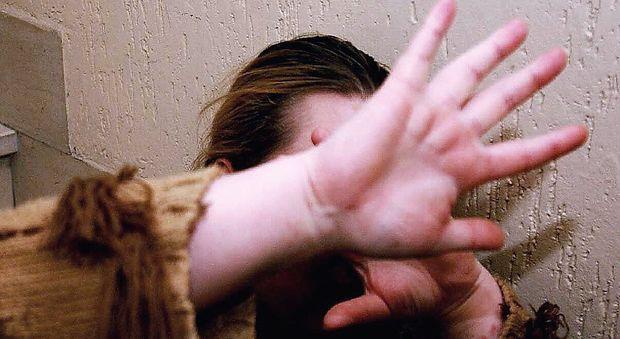 Modenese segregata in casa per sei mesi sotto minacce di morte. Ecco come è stata scoperta la vicenda