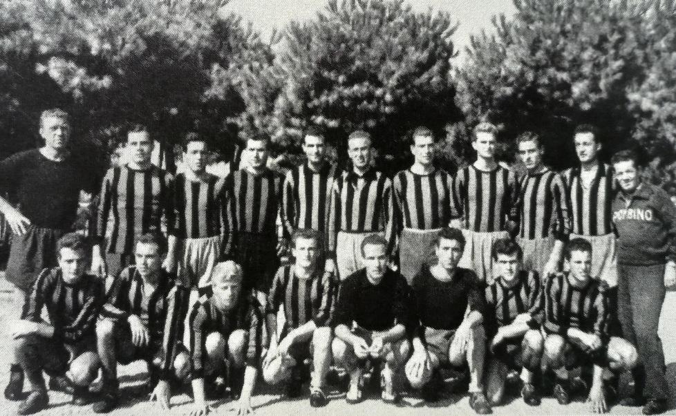 La formazione del Piombino della stagione 1953-1954. Valli è il terzo acciosciato da sinistra