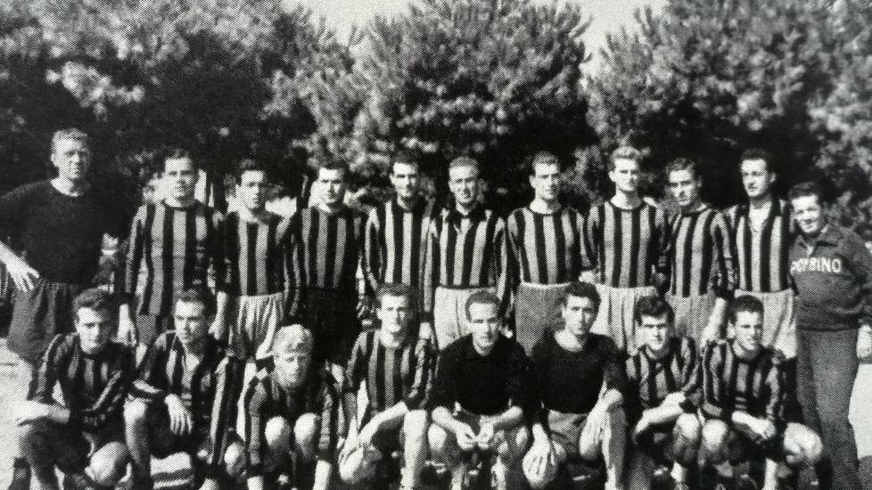 La formazione del Piombino della stagione 1953-1954. Valli è il terzo acciosciato da sinistra