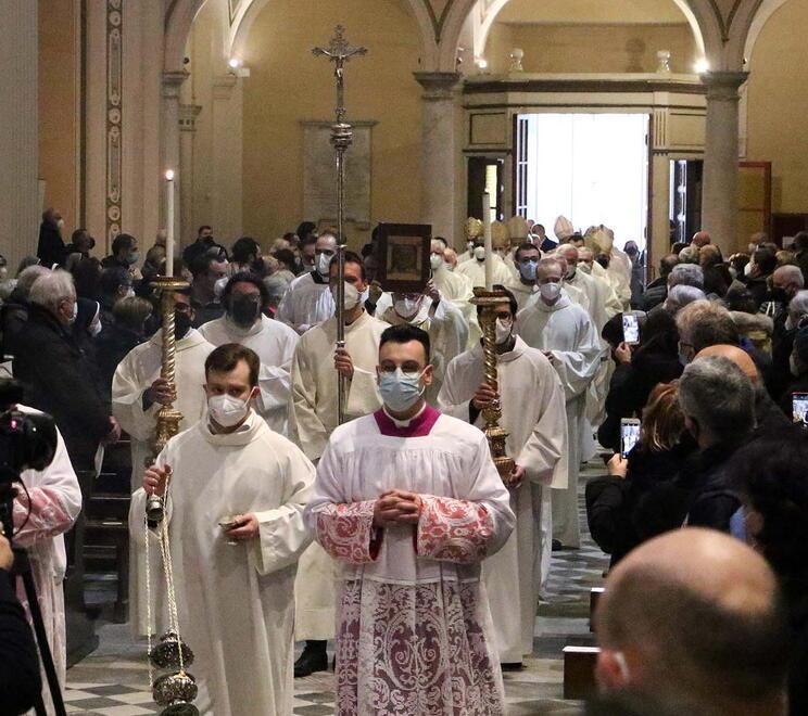 «Vi porto i saluti del Papa» Parolin celebra messa per i 200 anni della diocesi 