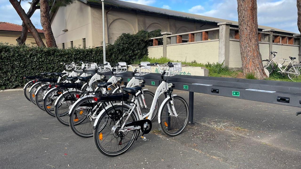 La postazione del bike sharing alla stazione ferroviaria di Cecina