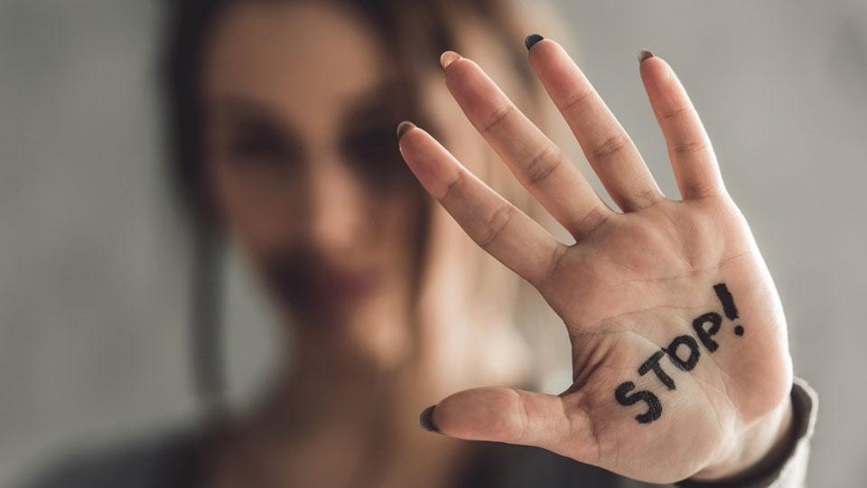 Camaiore, picchiata dal compagno: la fuga all'all'alba e la telefonata che ha fatto scattare l'indagine