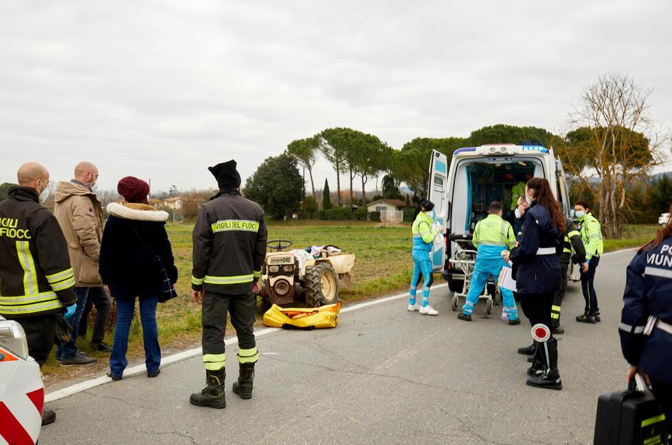 Resta con la gamba incastrata nel trattore, è gravissimo: portato a Careggi col Pegaso 