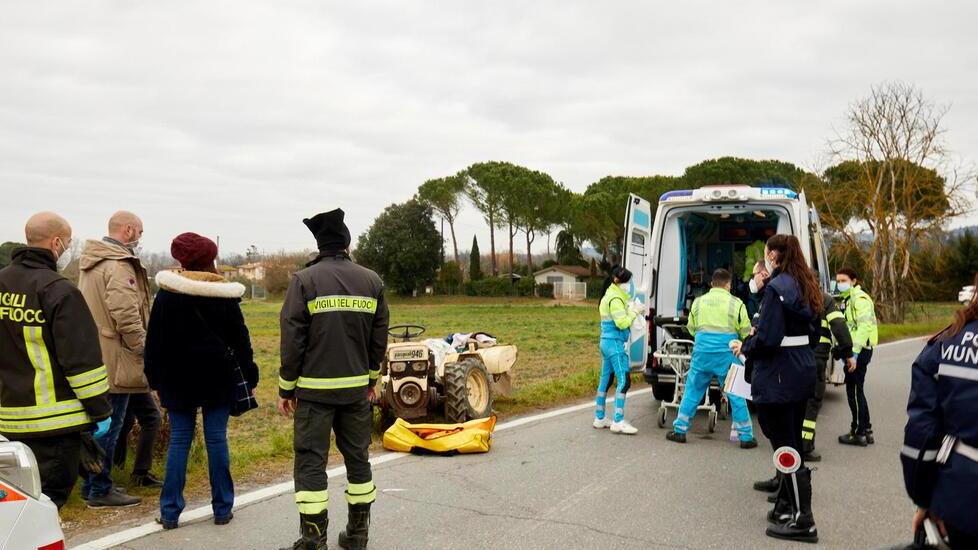 Resta con la gamba incastrata nel trattore, è gravissimo: portato a Careggi col Pegaso