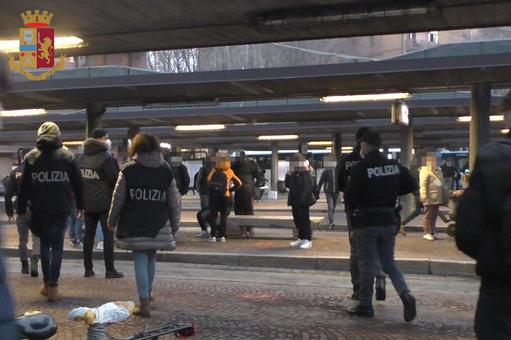 I controlli della Polizia nella zona dell'autostazione
