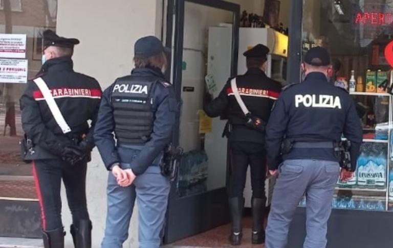 Vende alcol a minorenni, chiuso per dieci giorni il minimarket in viale Umberto I