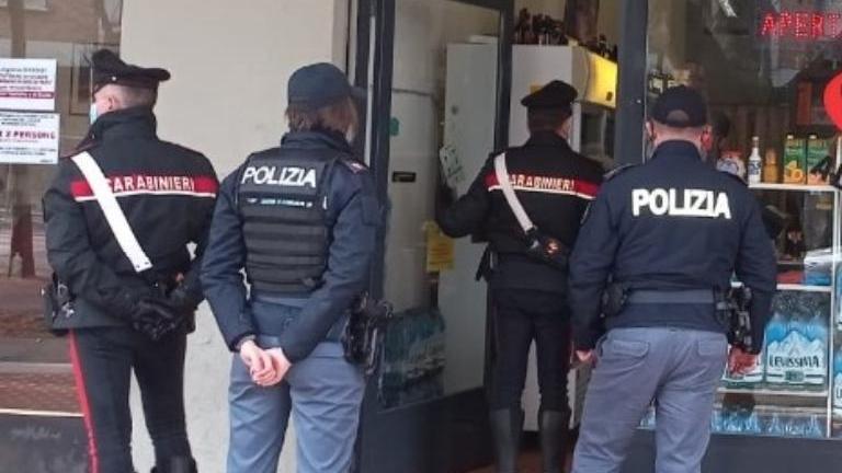Vende alcol a minorenni, chiuso per dieci giorni il minimarket in viale Umberto I