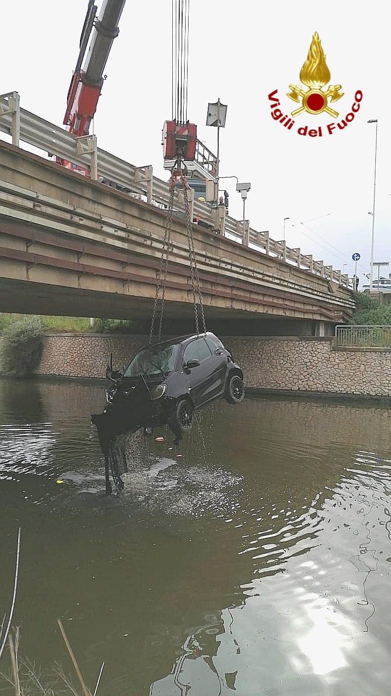 Cagliari, auto cade nel canale: salvi i due passeggeri
