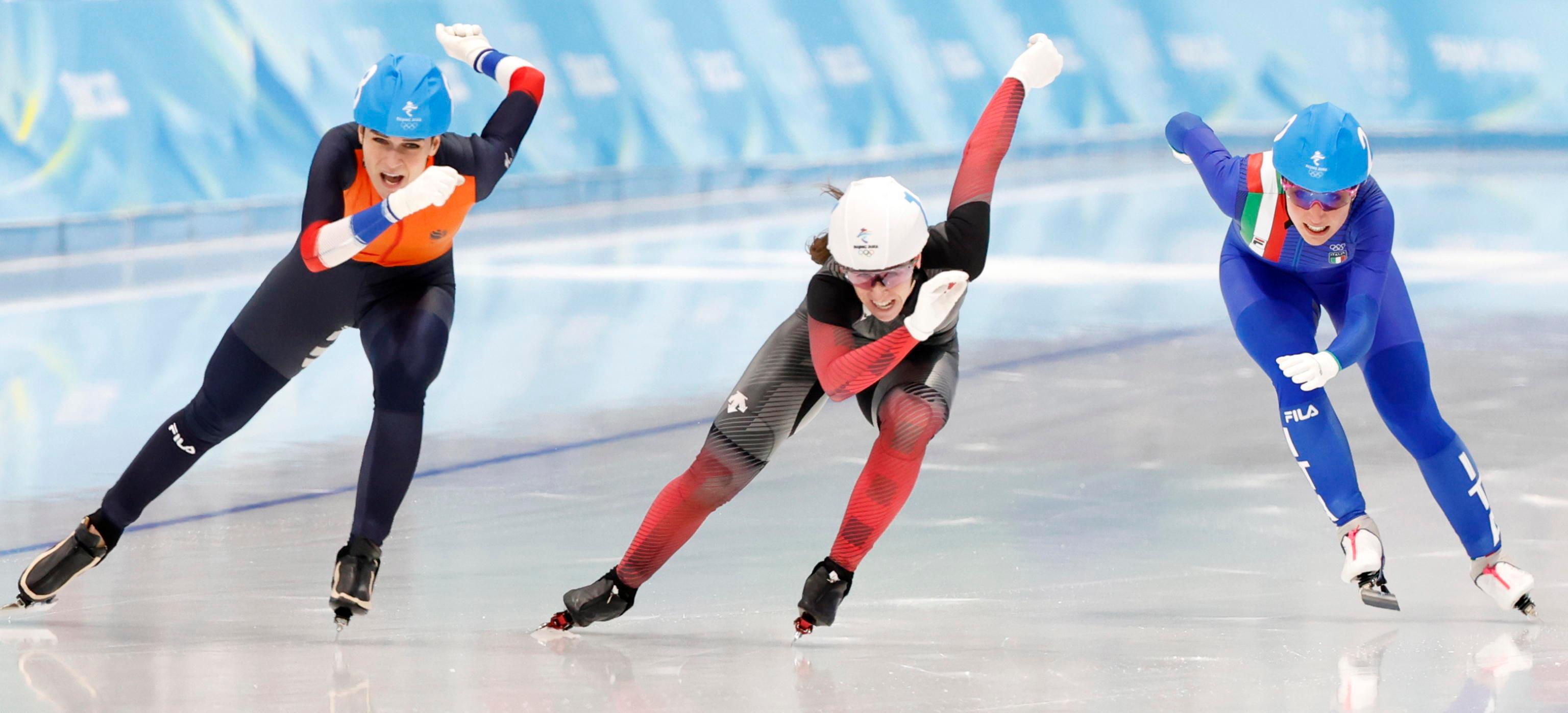 Una spettacolare immagine della gara. Da sinistra Schouten (Ola),  Blondin (Can) e Lollobrigida (Ita)