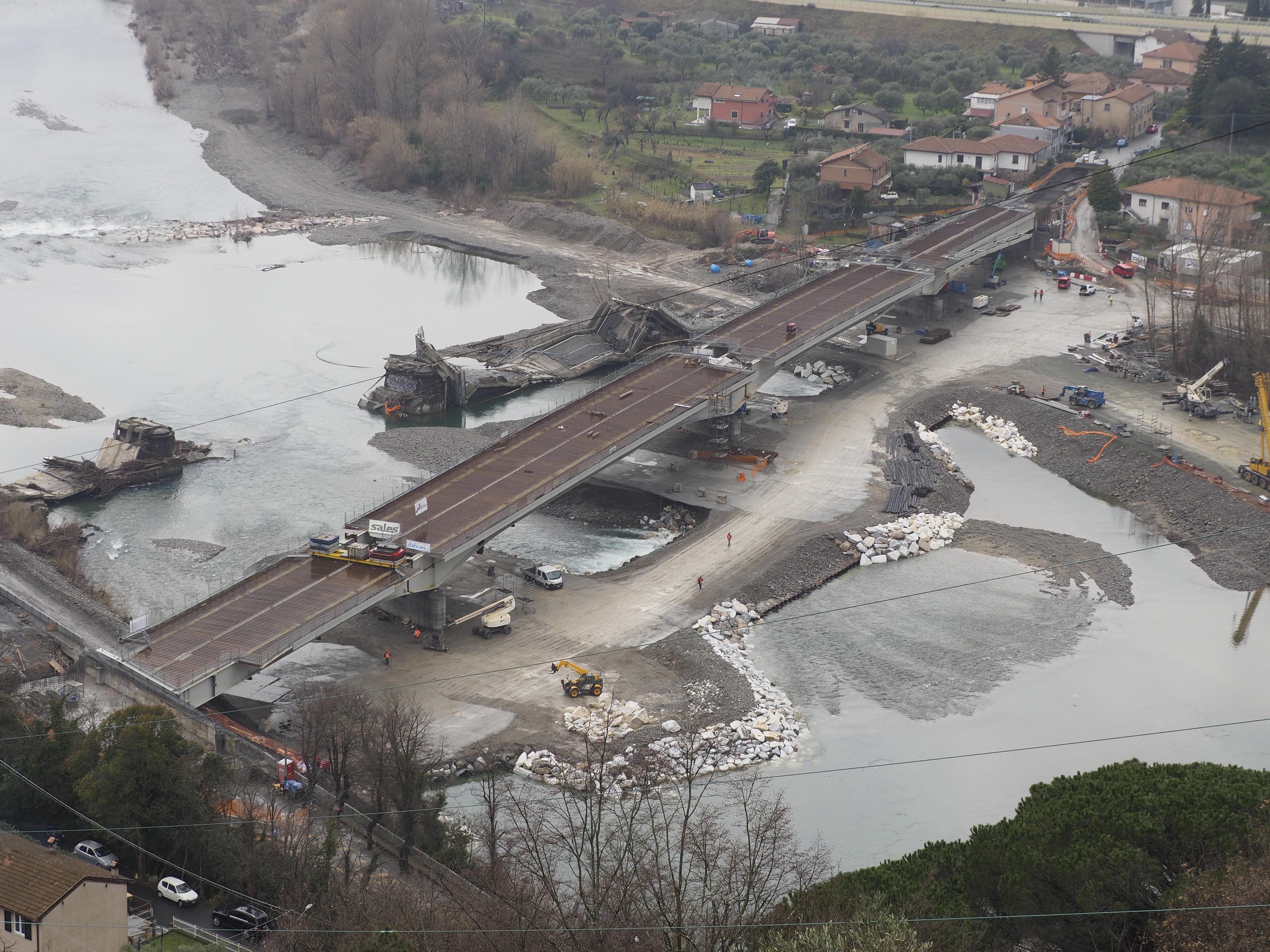 È di nuovo intero il ponte crollato ad Albiano Magra - Video