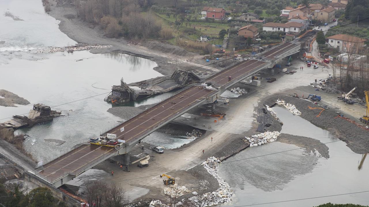 È di nuovo intero il ponte crollato ad Albiano Magra - Video