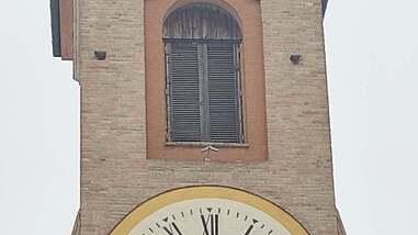 San Polo, guasto alle lancette dell’orologio sulla torre medievale