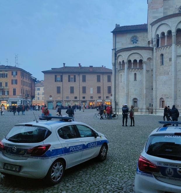 Modena, Piazza Grande blindata: l’aperitivo no-vax è un buco nell’acqua 