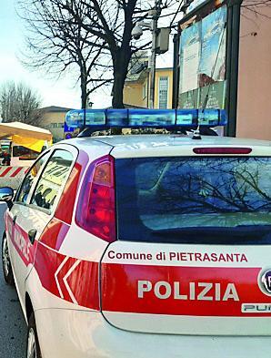 Fugge dai vigili a bordo della supercar: inseguito e multato in centro Pietrasanta 