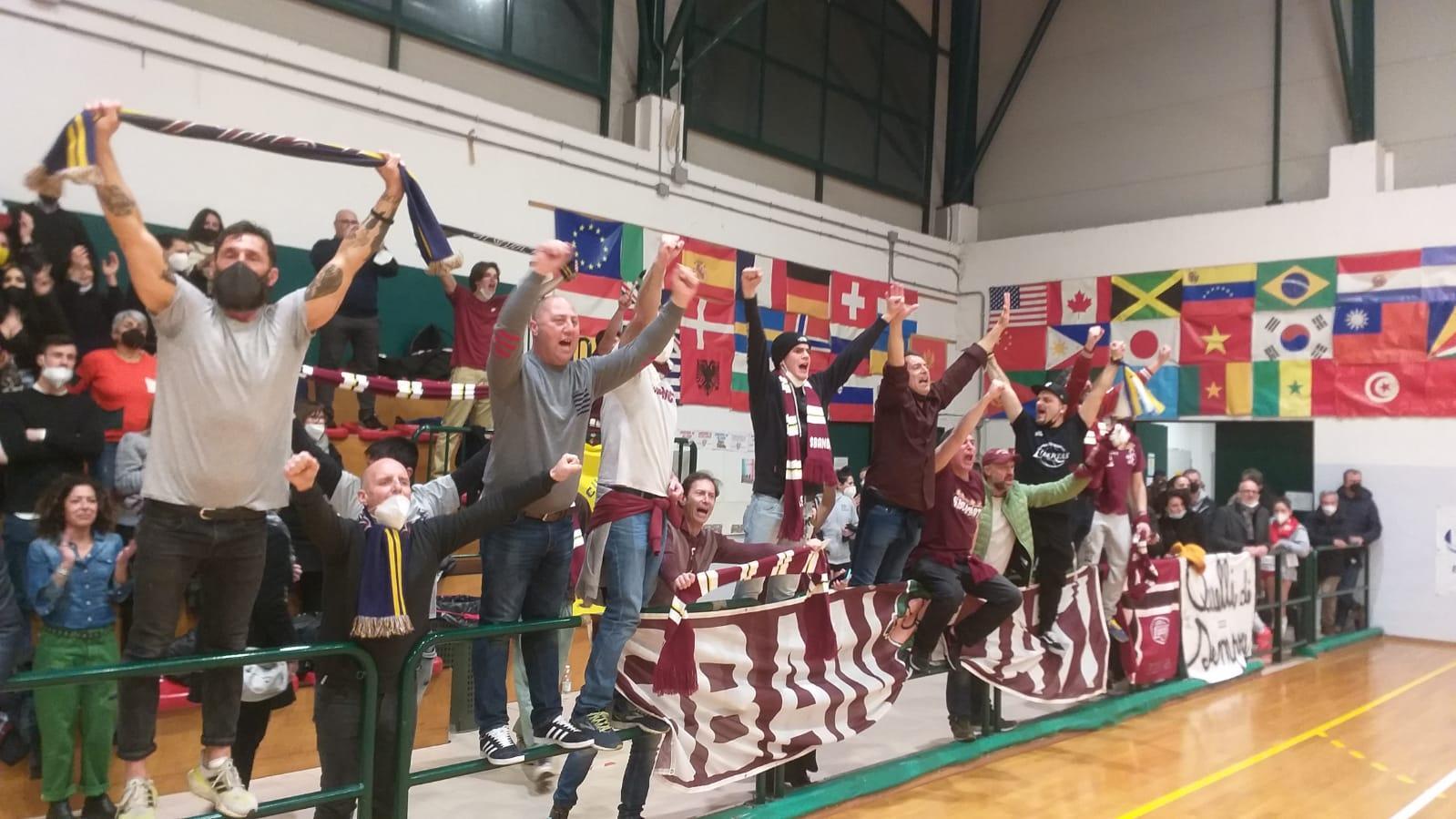 Gli Sbandati sulle balaustre del PalaCoverciano dopo la vittoria della Maurelli