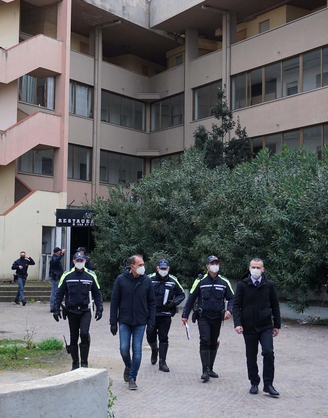 Si muove la proprietà «Muriamo il palazzo e togliamo i rifiuti» 
