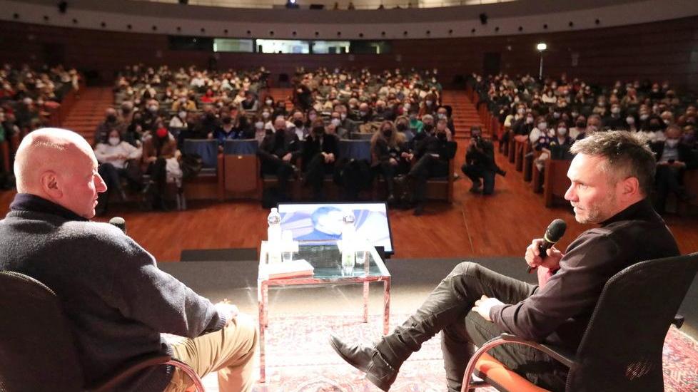 Modena Nek e il suo “A mani nude” al Forum Monzani: «Nella vita mai mollare c’è sempre una possibilità»