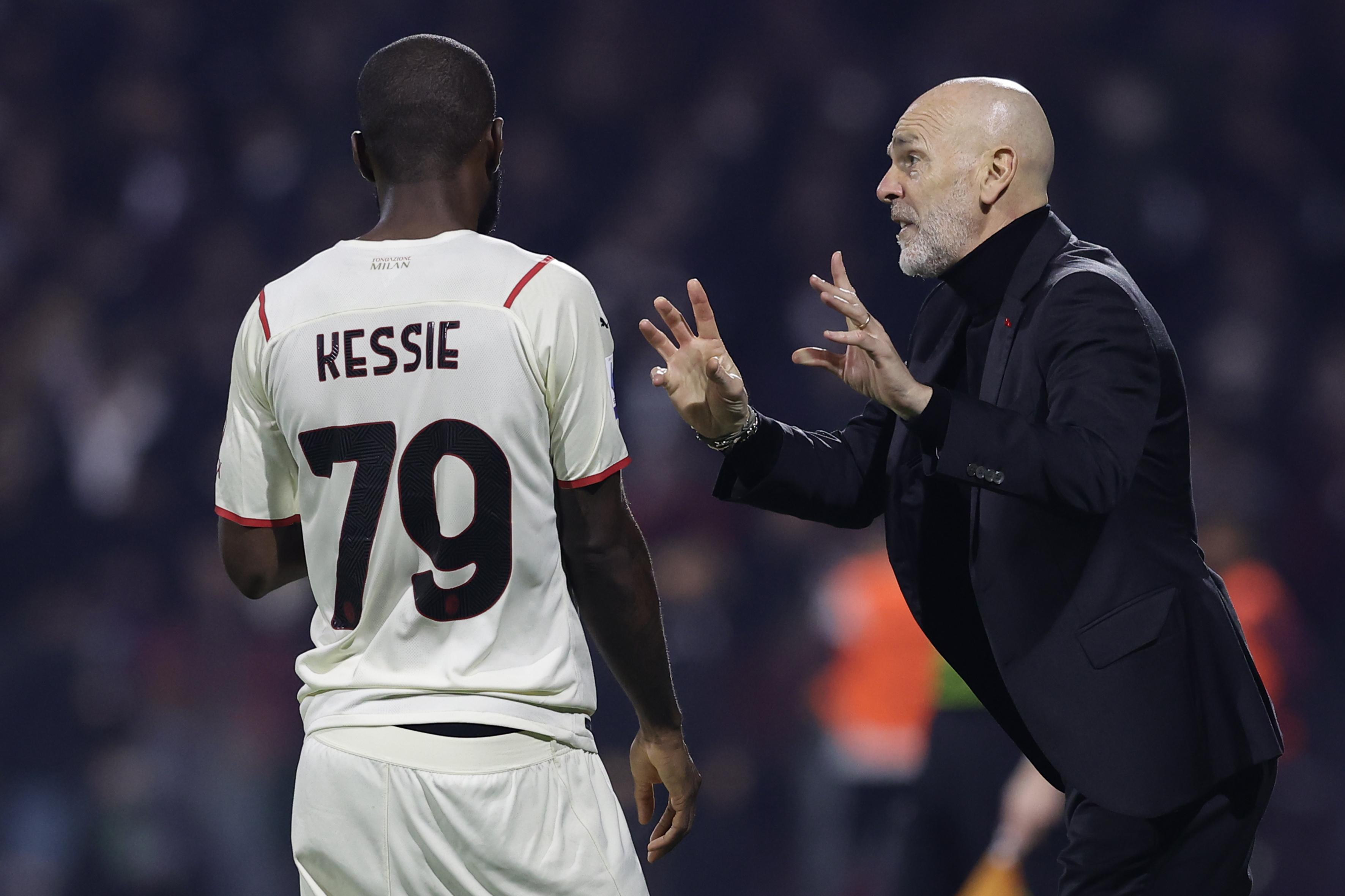 Mister Stefano Pioli dà indicazioni a Kessie durante Salernitana-Milan: i rossoneri non sono andati oltre il pareggio in casa dell'ultima in classifica (LaPresse)