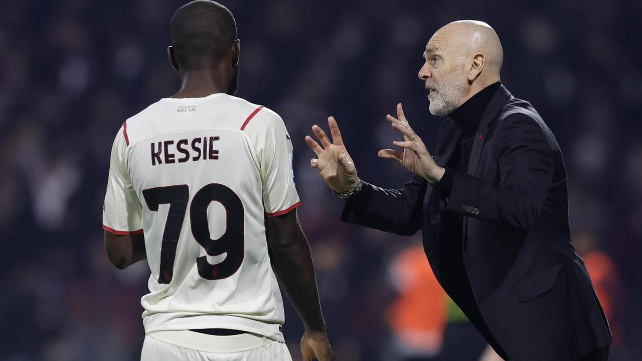 Mister Stefano Pioli dà indicazioni a Kessie durante Salernitana-Milan: i rossoneri non sono andati oltre il pareggio in casa dell'ultima in classifica (LaPresse)