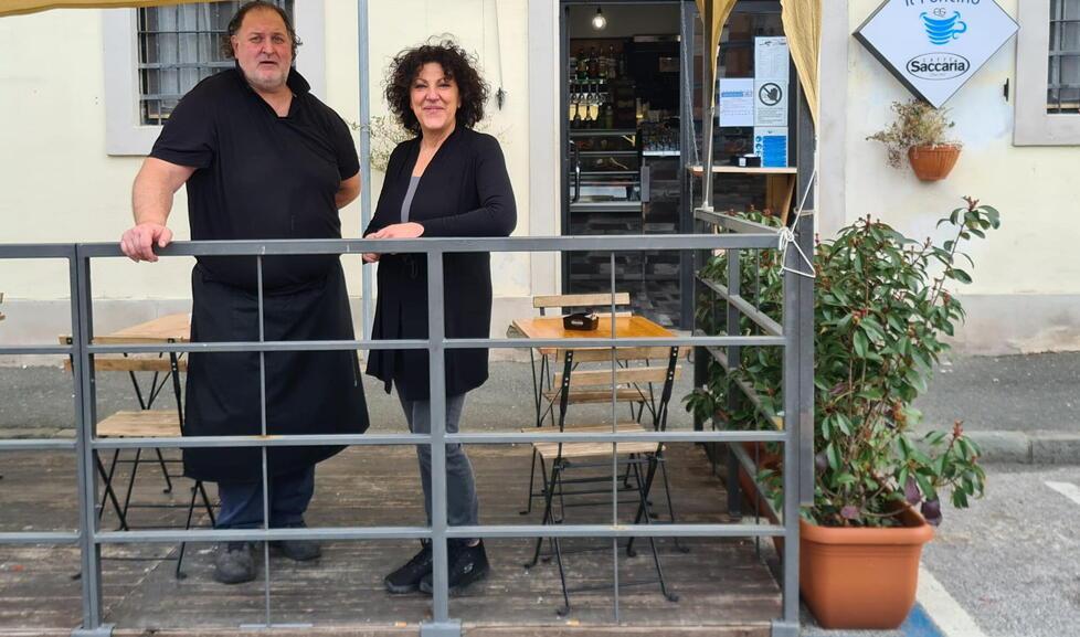Mario Nicolussi e Monica Bertini davanti al loro bar sul Pontino