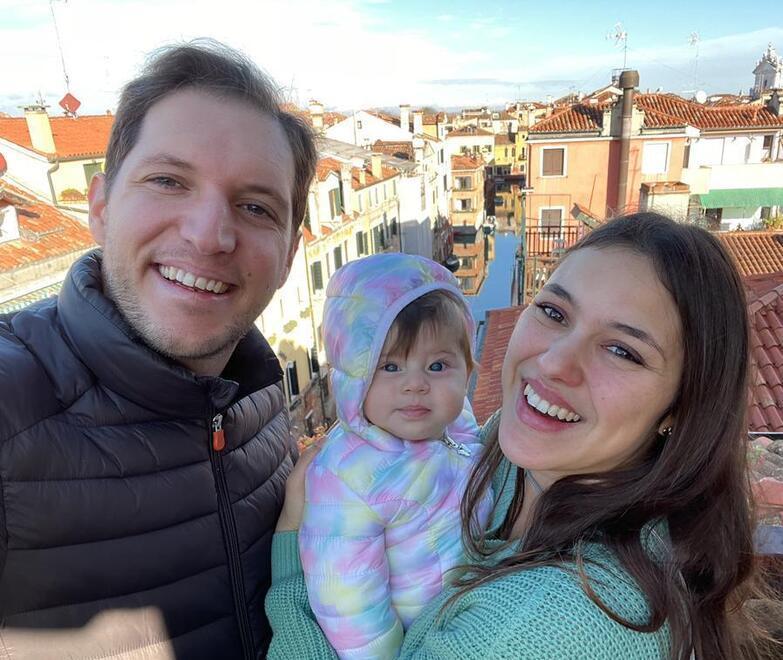 Andrea Manzi ed Elisa Severi con la loro bambina (foto concessa dalla famiglia)