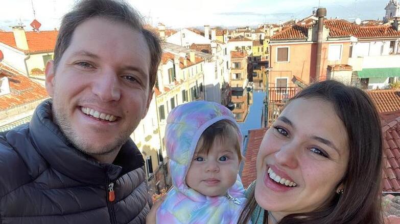 Andrea Manzi ed Elisa Severi con la loro bambina (foto concessa dalla famiglia)