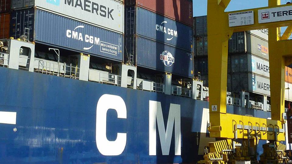 Porto di Livorno: al lavoro nel terminal contenitori in Darsena Toscana