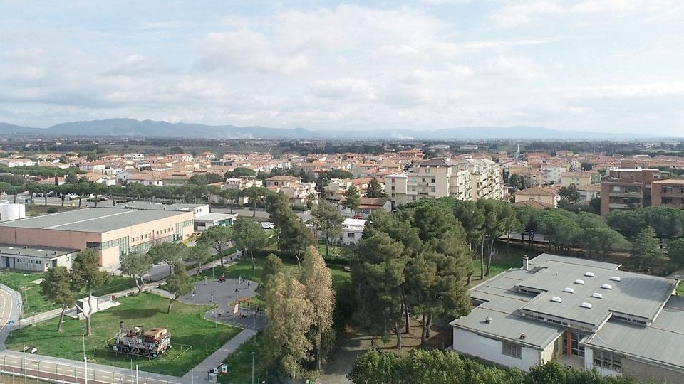 Una veduta di alcuni degli edifici pubblici nel perimetro del villaggio scolastico a Cecina