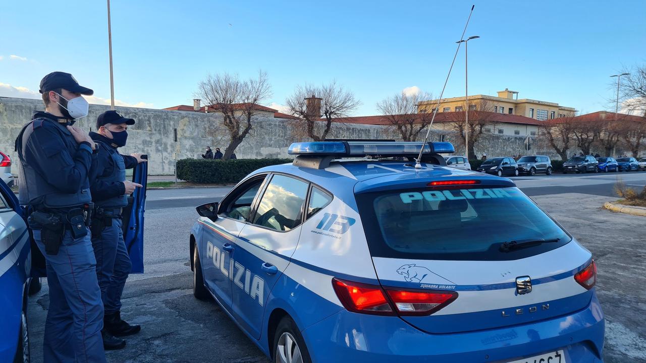 Danneggia un'auto in sosta in piazza della Repubblica, denunciato un trentenne