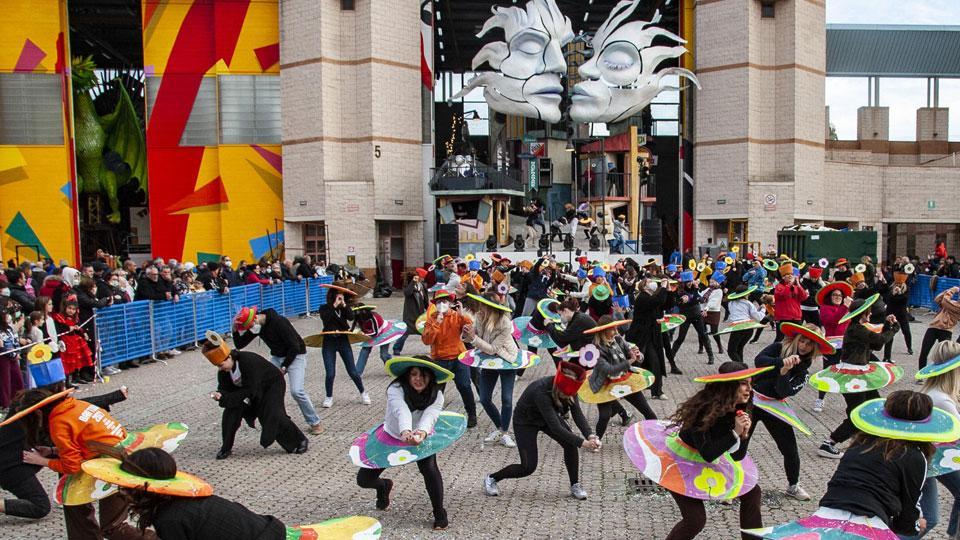 Carnevale, la felicità dei viareggini: «La vita vera dopo due anni sofferti». Stefania Sandrelli: «Voglio esserci»