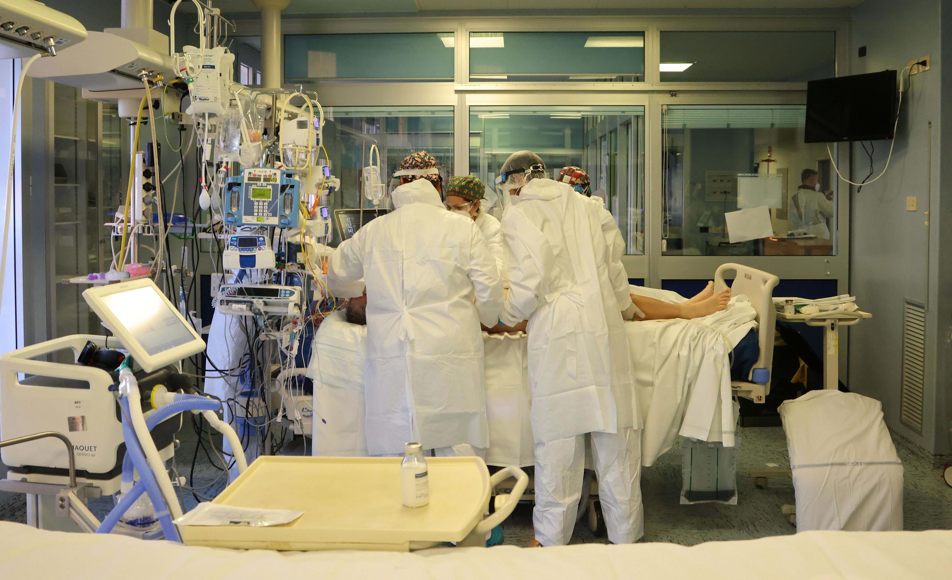 Coronavirus in Sardegna, 976 nuovi casi e sei decessi