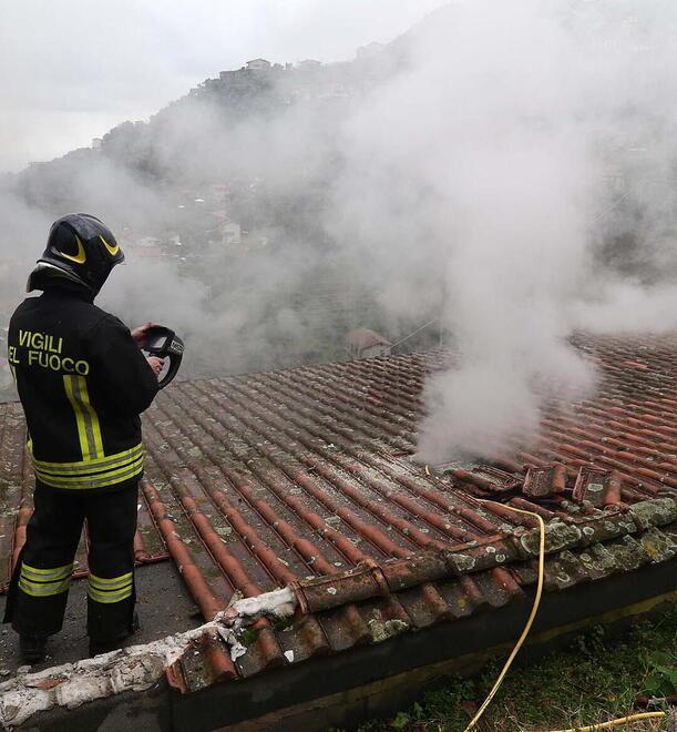 Dependance tra le fiamme nelle colline di Montignoso 