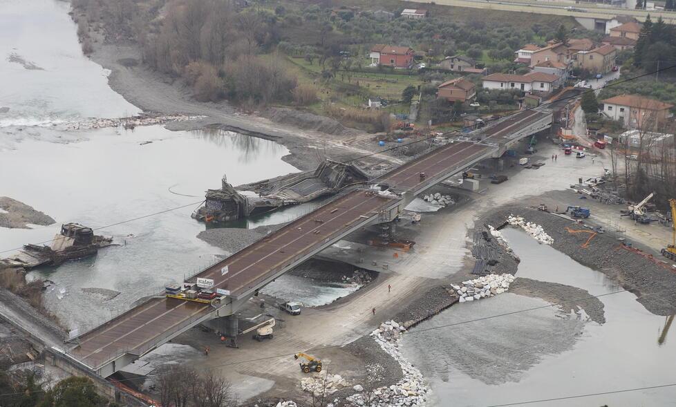 Completato il ponte di Albiano Magra. Il sindaco: «Momento emozionante» 