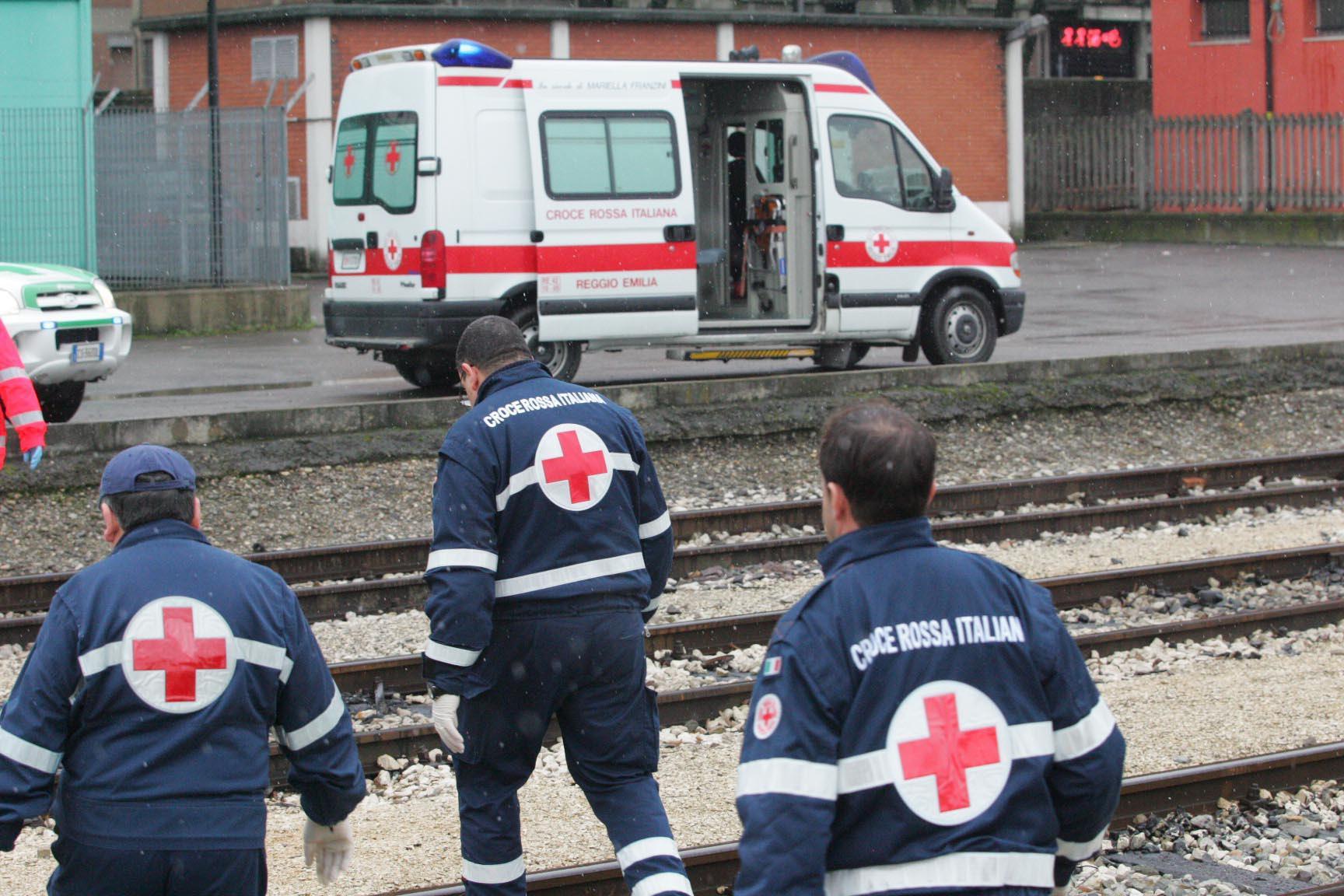Si uccide buttandosi sotto il treno, traffico ferroviario bloccato 
