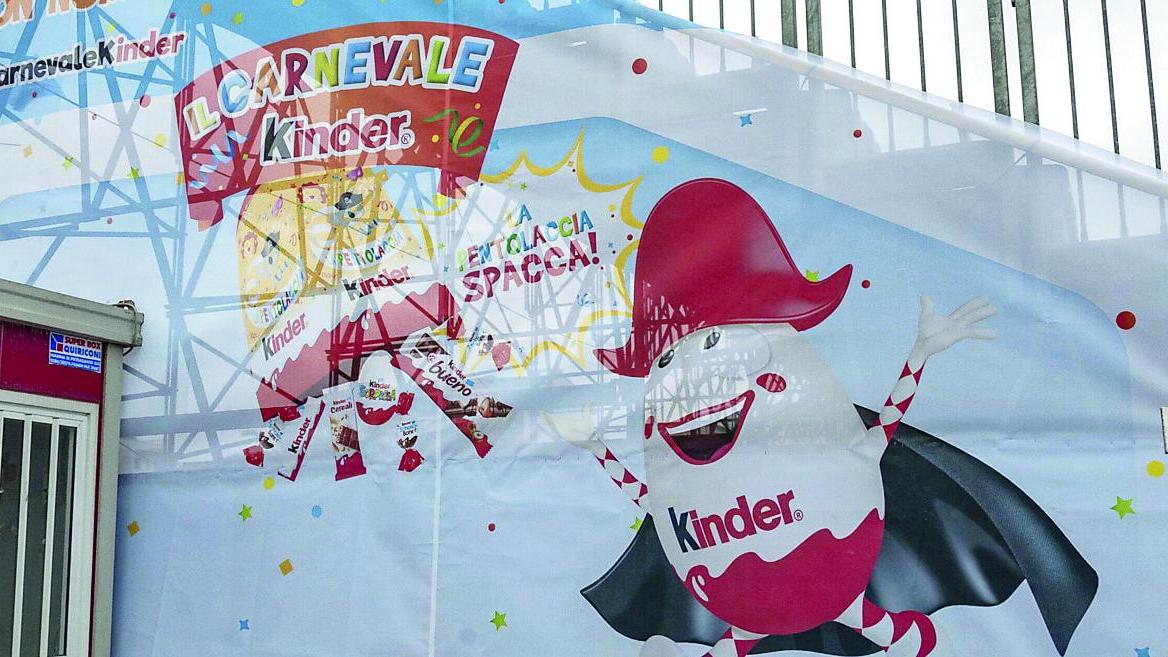 Carnevale di Viareggio, Burlamacco al corso diventa di cioccolato: ecco BurlaKinder