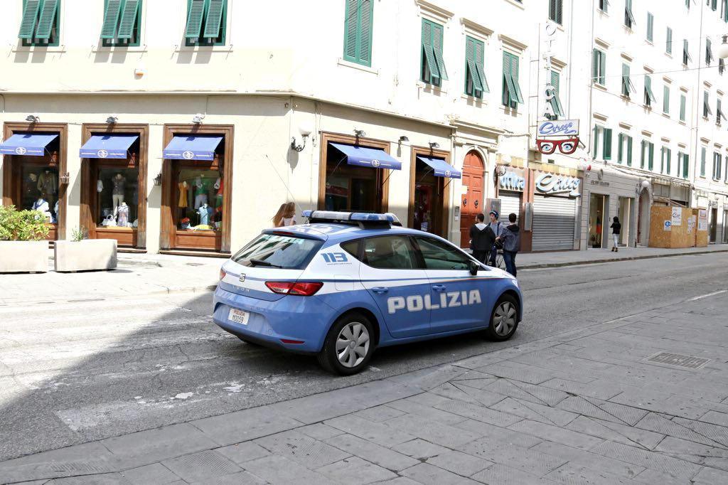 Una volante della polizia in via Sardi (foto d'archivio)