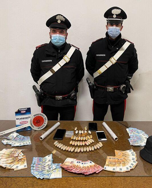 Teneva nascosto in una borsa più di mezzo chilo di eroina 