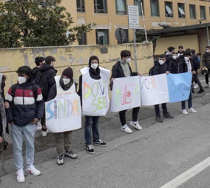 In difesa della pista ciclabile: «Pericoli e disagi, fate le multe» 