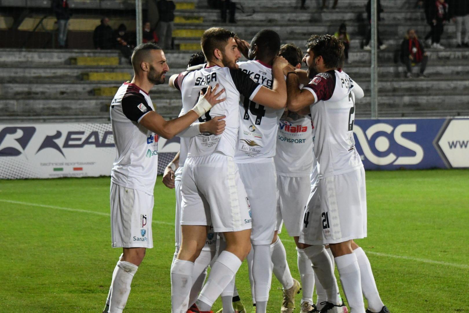 I giocatori del Pontedera esultano: i granata hanno vinto 2-1 il derby con la Lucchese