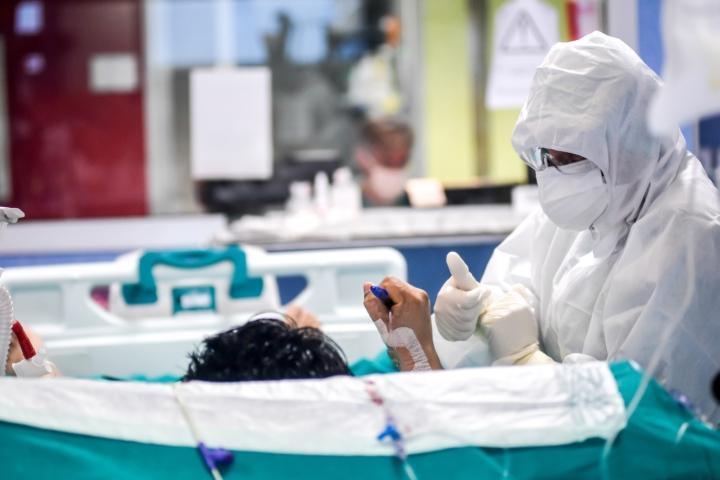 Le famiglie dei medici che si sono contagiati salvando vite rischiano di non ricevere alcun indennizzo (Foto: Claudio Furlan/LaPresse)