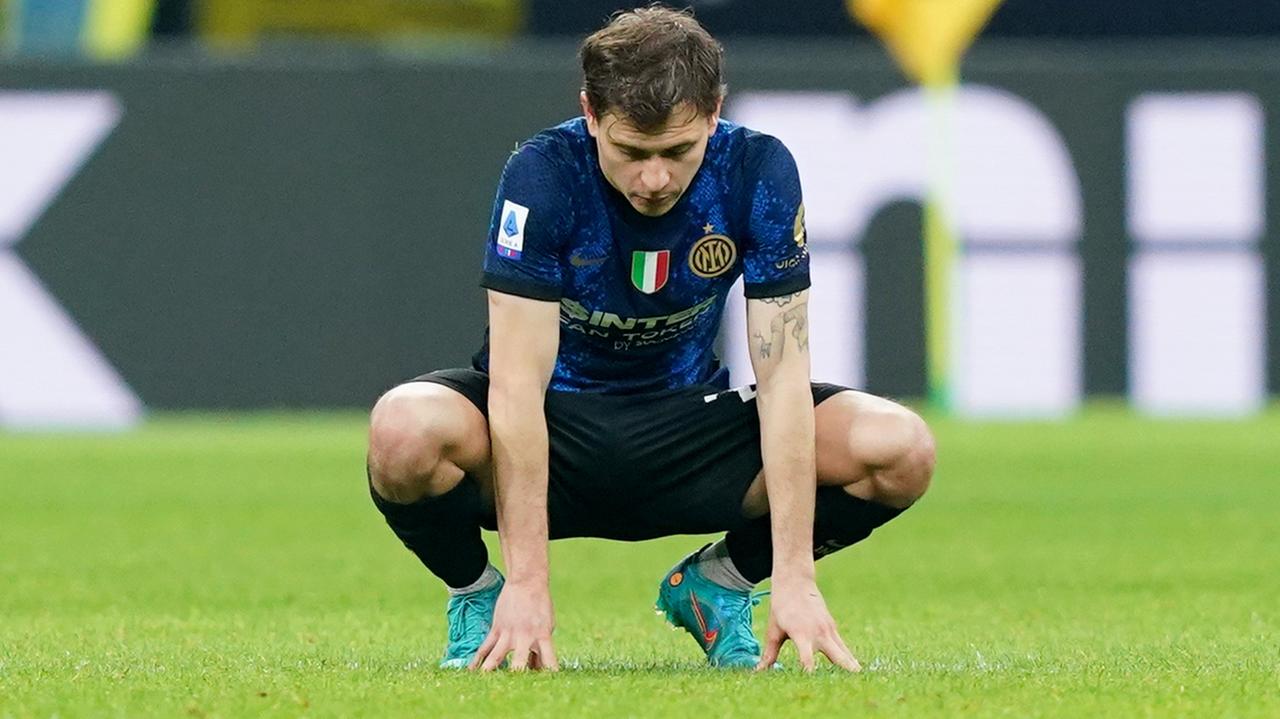 Nicolò Barella disperato al termine di Inter-Sassuolo: i nerazzurri perdono 2-0 a San Siro e falliscono il sorpasso al Milan in vetta alla classifica di Serie A (Foto Spada/LaPresse)
