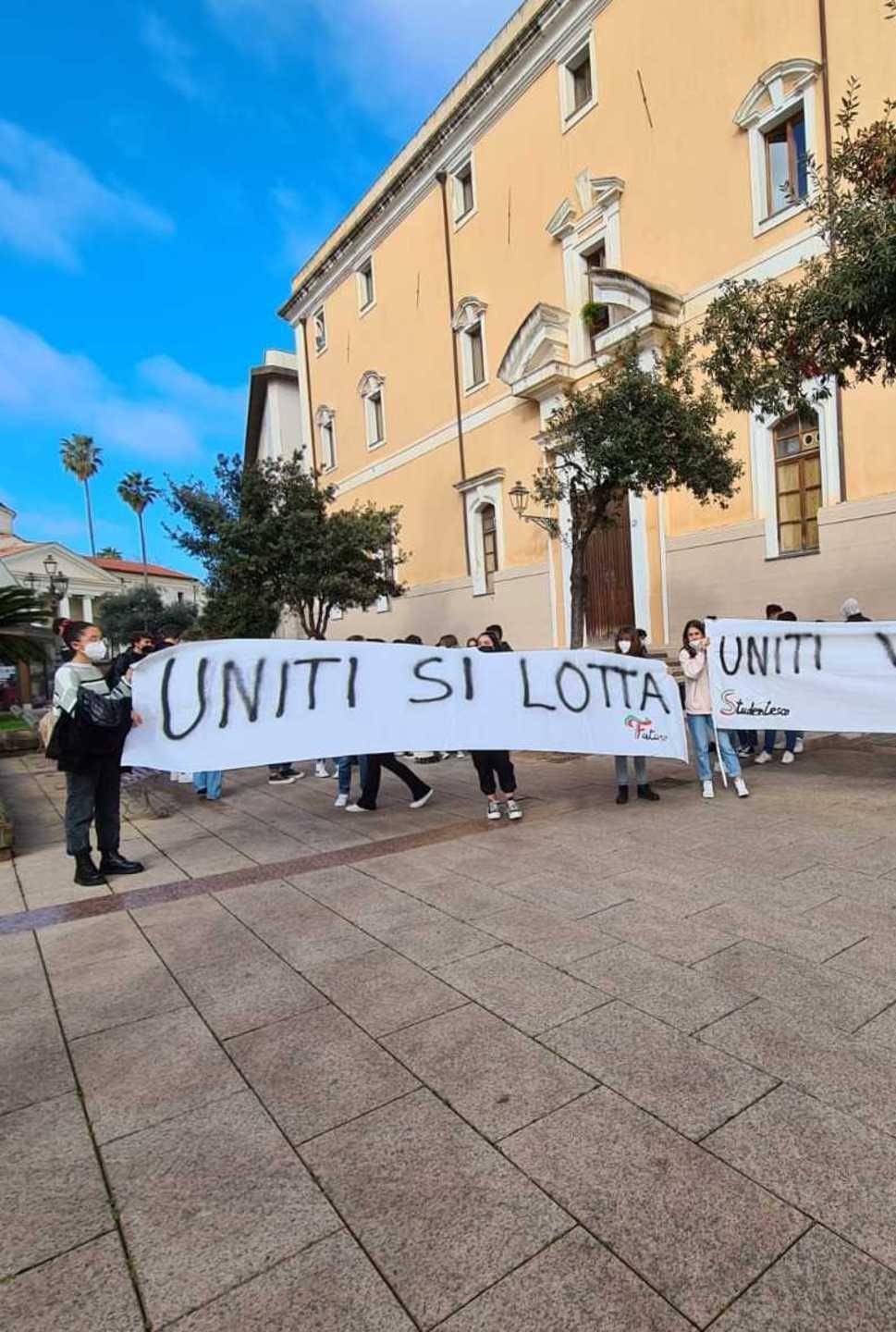 Gli studenti manifestano in piazza Eleonora