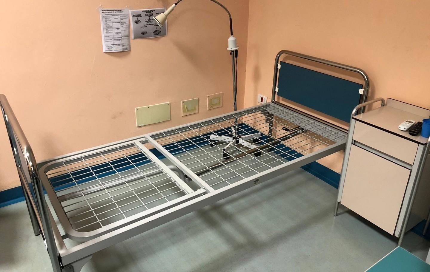 Guardie mediche senza più materassi e lenzuola 