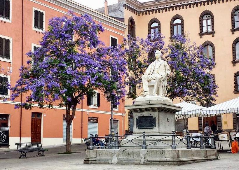In piazza tra calici e belle storie 