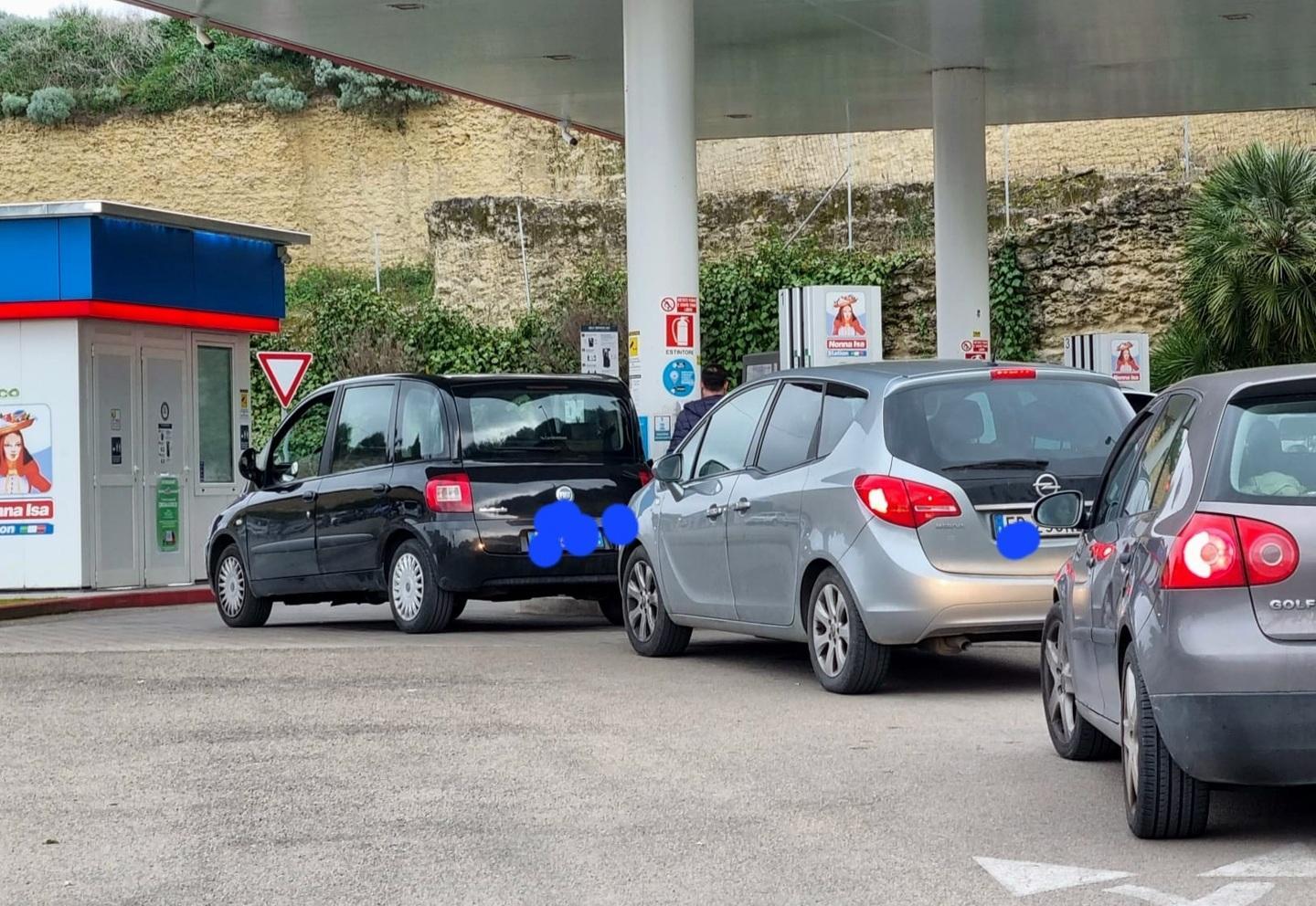 La stangata: carburante alle stelle, l’auto diventa un lusso 