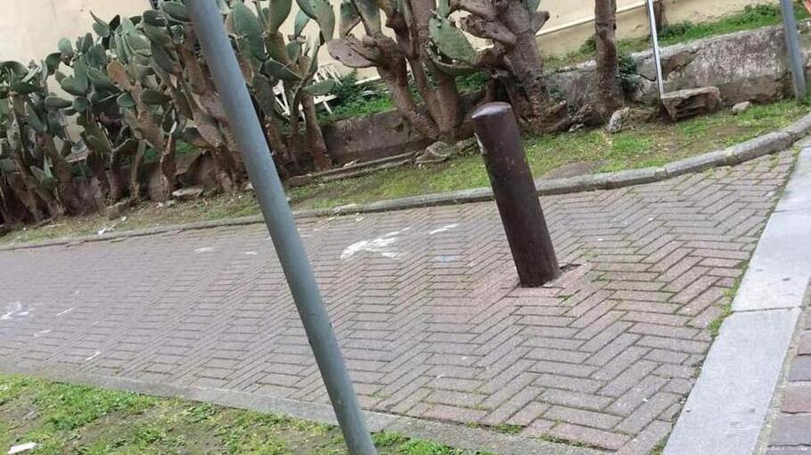 Il punto a Porta a Mare dove vengono rubati i fiori